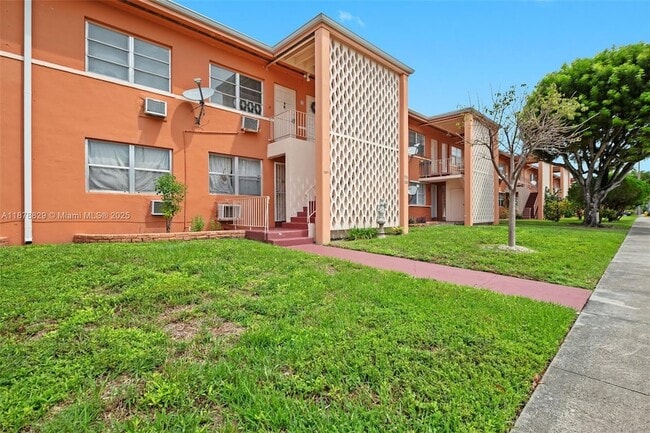 Building Photo - 3571 SW 10th St