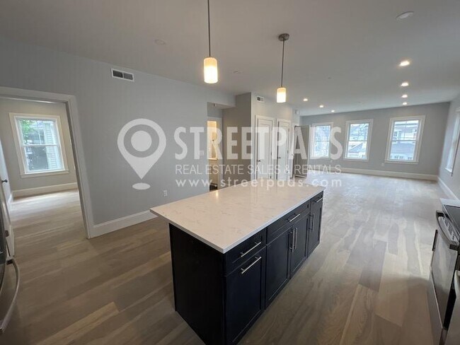 Building Photo - 3 bedroom in Boston MA 02135