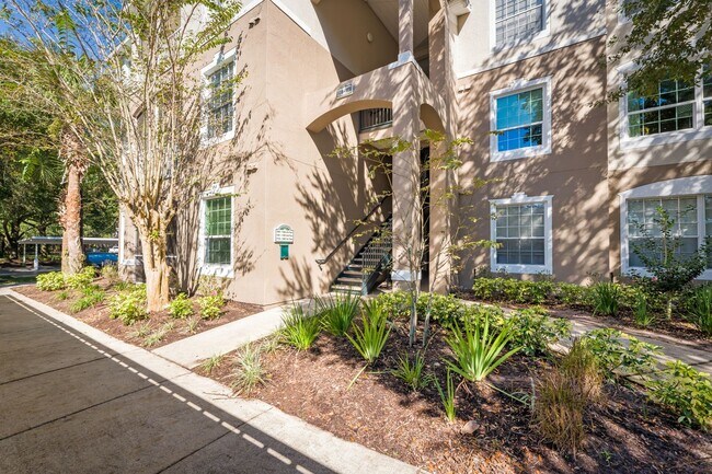 Foto del edificio - Gated community • Updated 2-bed, 2-bath condo in The Overlook at Baymeadows