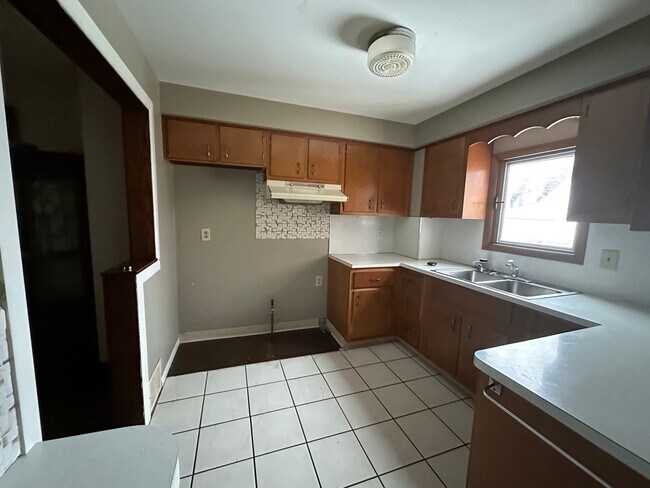 Foto del edificio - Garfield Heights 2-Bed 1-Bath Single-Famil...