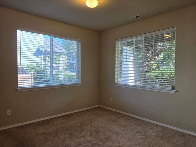 Foto del edificio - 21697 NW Monterey Loop