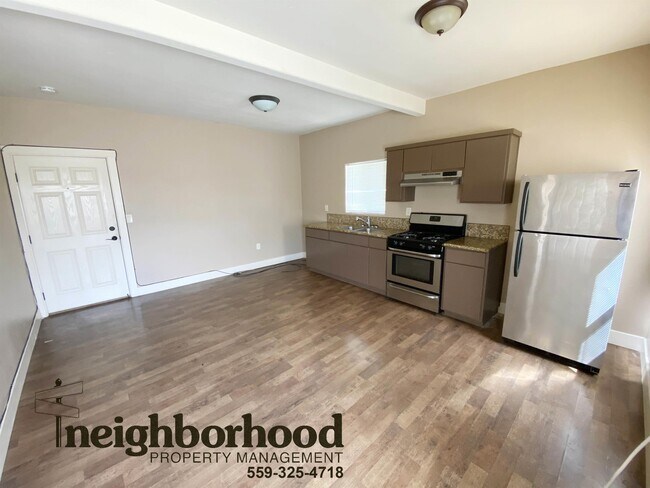 Building Photo - 104 N Calaveras St
