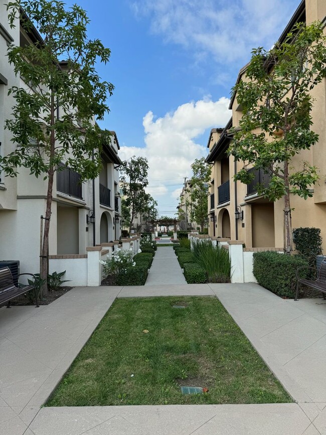 Building Photo - 15330 Jasmine Ln