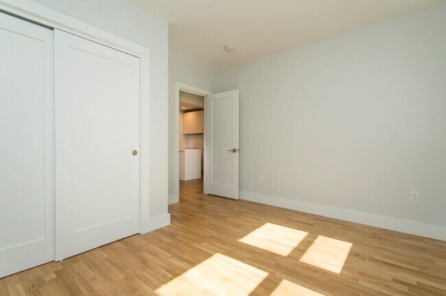 Foto del edificio - Great 1 Bed Or 2 Bed w/o Living Room