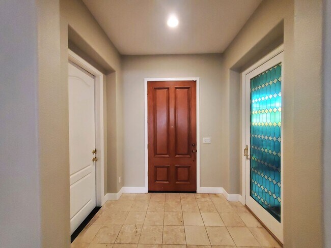 Foto del edificio - $1,000 MOVE IN SPECIAL!!! STUNNING SPACIOUS 5 BEDROOM HOME IN CRYSTAL RANCH!!