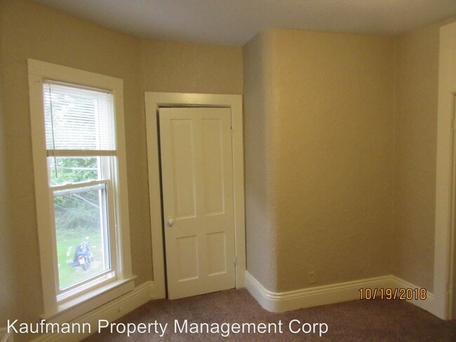 Building Photo - 446 E Dewald St