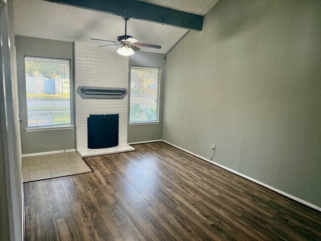 Foto del edificio - 10326 Cook Rd