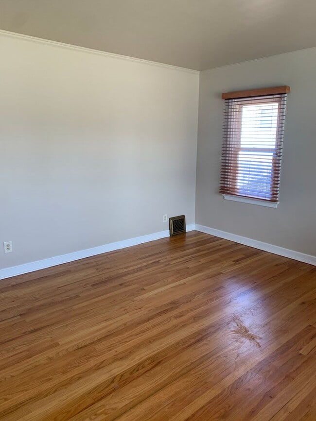 Building Photo - 2 BEDROOMS PLUS 2 BONUS ROOMS, 2 BATHROOM SINGLE FAMILY HOME WITH 1 CAR GARAGE