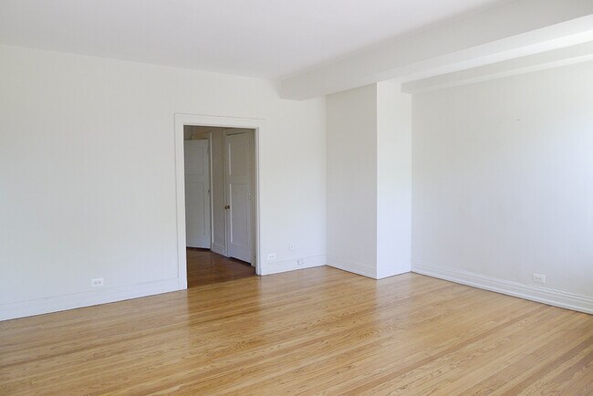 Foto del edificio - 8905 E Jefferson Ave