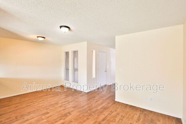 Foto del edificio - 3040 S Rogers