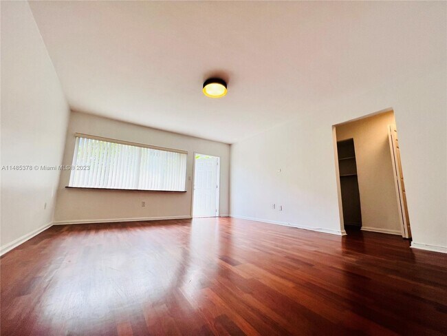 Foto del edificio - 2033 Calais Dr