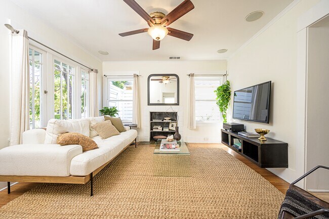 Sala de estar - 2213 Arizona Ave