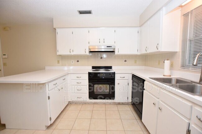Building Photo - 4604 Valley View Dr W