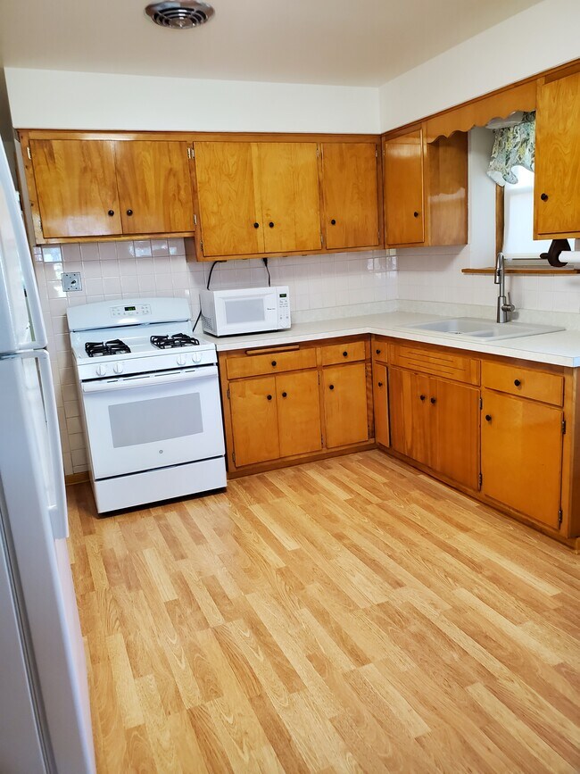 Kitchen - 7130 W Jarvis Ave