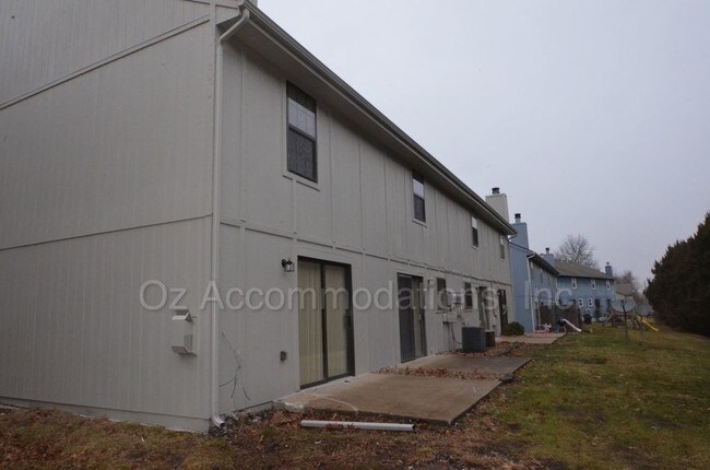 Building Photo - 313 NE Timbercreek Dr