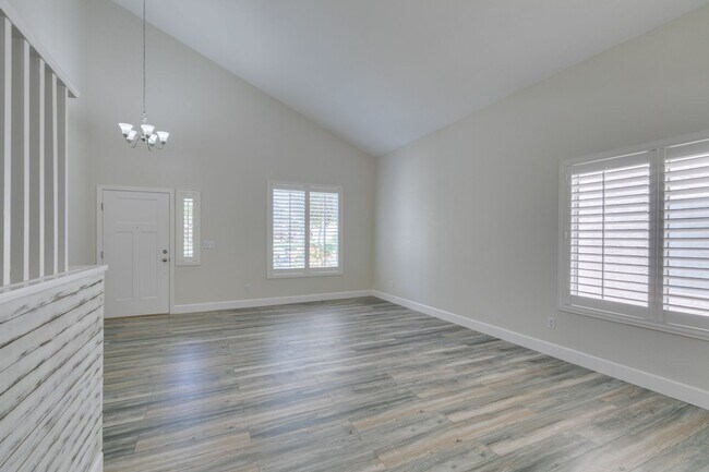 Building Photo - Warm Springs / N. Stephanie - 3 bedroom up...