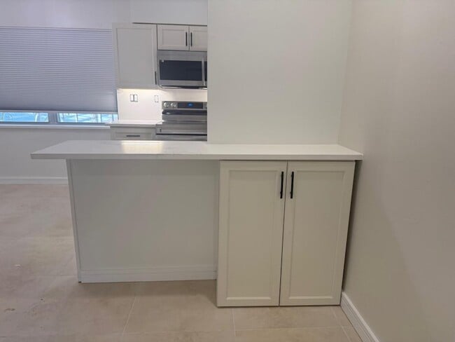 Building Photo - 2725 Middle River Dr