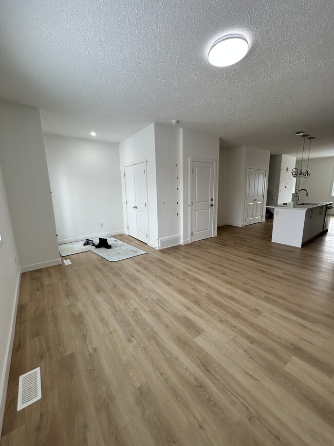 Building Photo - 6625-6642 42 Ave