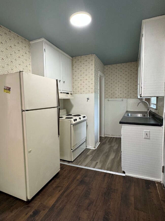 Building Photo - 1 Bedroom, 1 bathroom Duplex with hardwood...