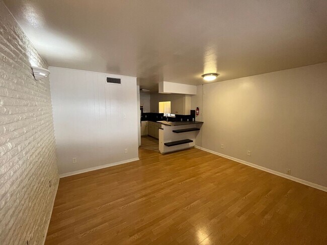 Foto del edificio - UT PRE-LEASE: 2/1 West Campus fourplex unit.