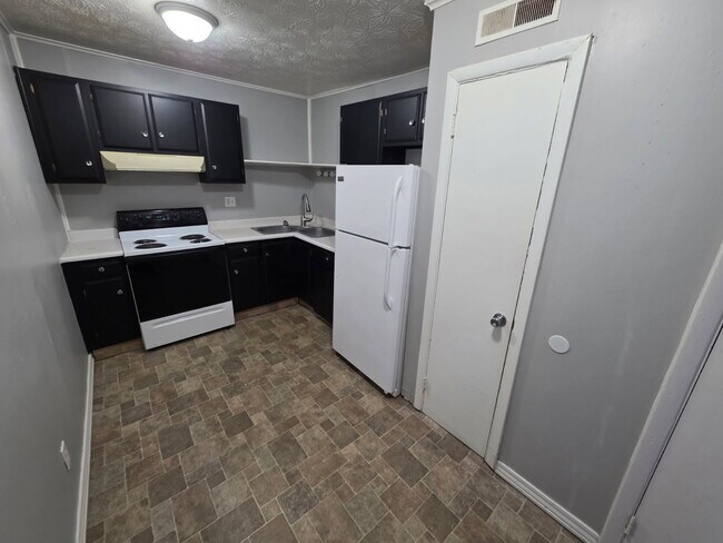 Building Photo - 107 S Church St