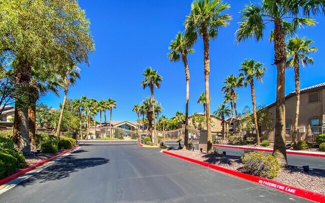 Foto del edificio - 3 Bedroom 2 full bath condo ready for move in located in wonderful Mountains Edge .