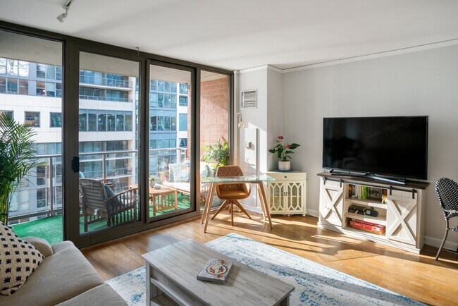 Building Photo - 420 E Waterside Dr