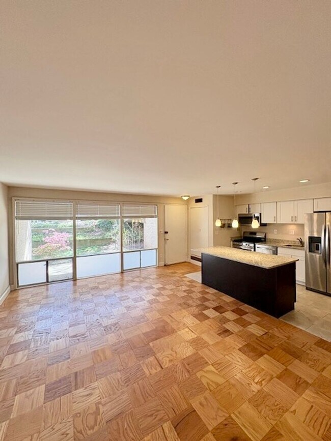 Foto del edificio - Remodeled 2 BR 1BA in Bethesda. Private front patio. Most utilities included.