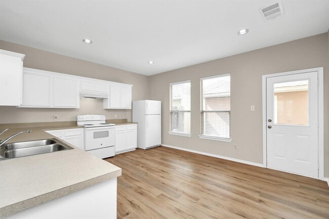 Building Photo - 8045 Ellinger Ln