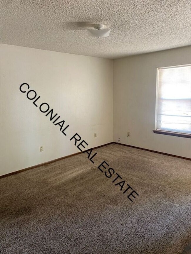 Foto del edificio - 2 Bedroom 1 Bathroom apartment, private washer/dryer hookups, central heat and air