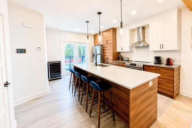 Building Photo - 585 Rue Charlie-Forbell