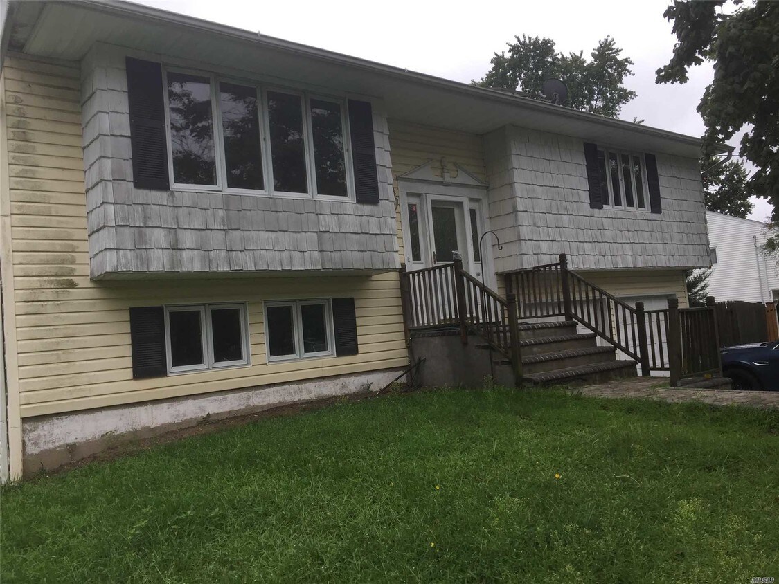 Primary Photo - 34 Circle Dr E