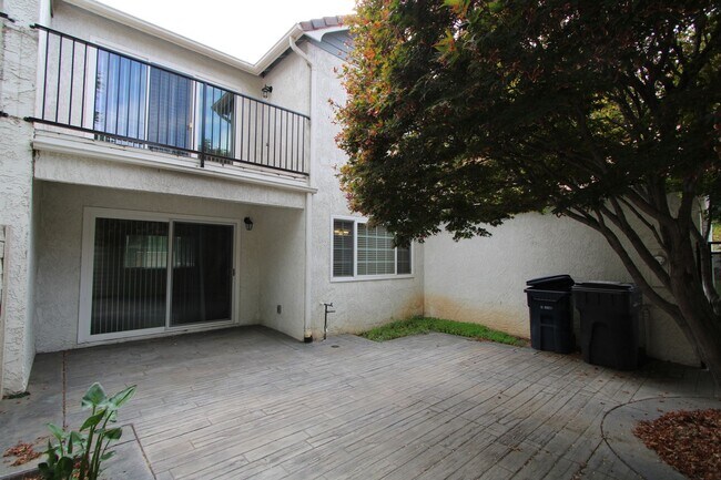 Foto del edificio - Two-Story 3-Bedroom Condo in Redlands!