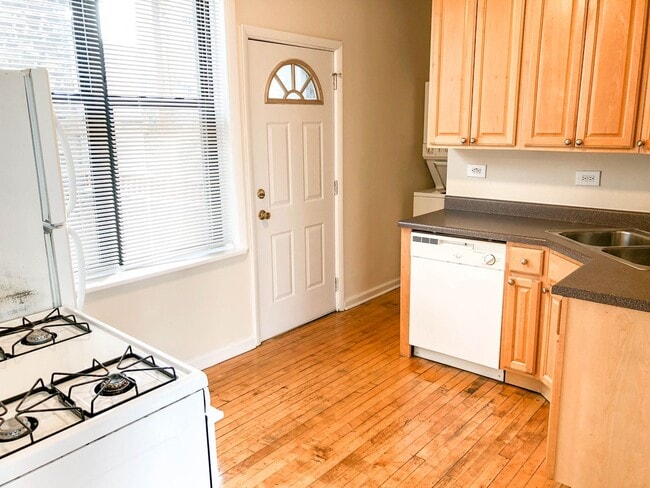 Building Photo - 3056 N Greenview Ave