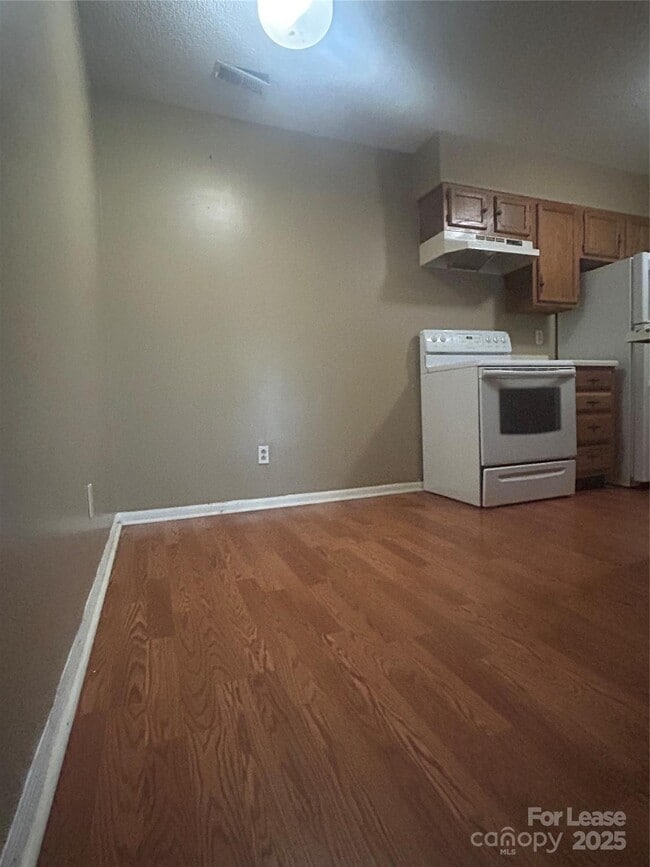 Building Photo - 9605 Vinca Cir