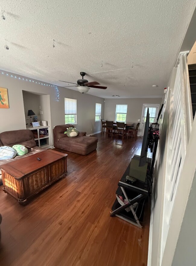 Building Photo - BONHAM AVENUE - 4BD - Students Welcome ($8...