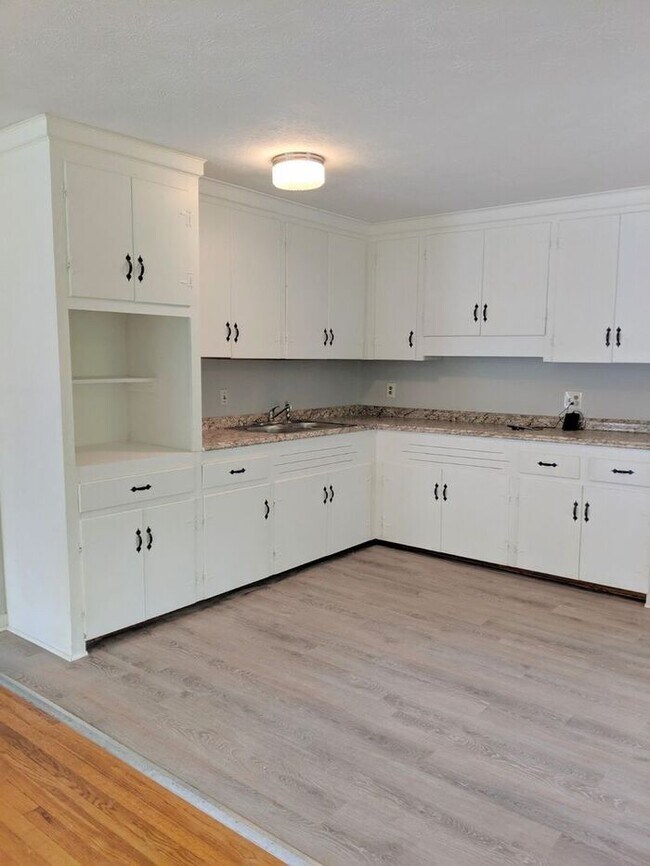 Building Photo - Upper Level Duplex in Candler!