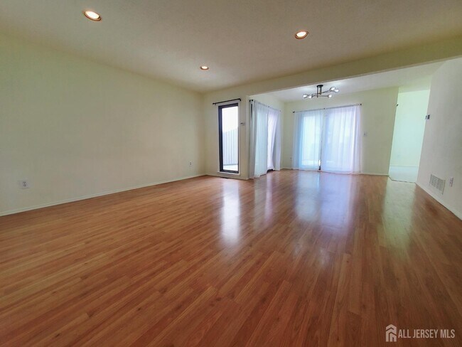 Foto del edificio - 65 Diamond Ln