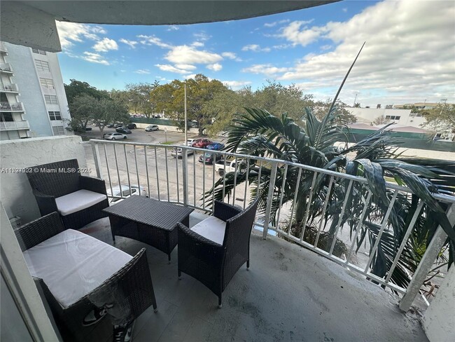 Foto del edificio - 486 NW 165th St