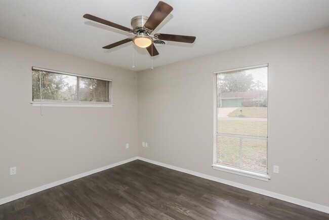 Building Photo - Refreshed 4 Bed in Brandon