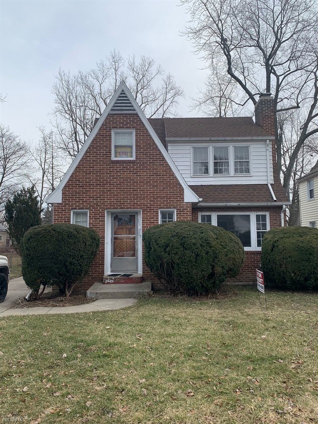 Primary Photo - 4 br, 1.5 bath House - 648 Gunson St