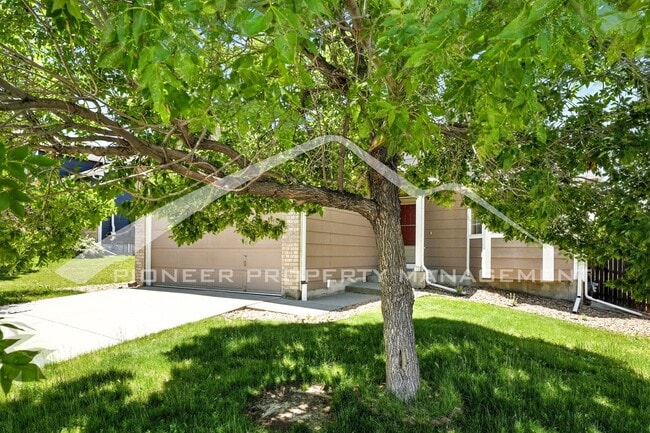 Building Photo - Spacious Home with Washer/Dryer and Fenced...
