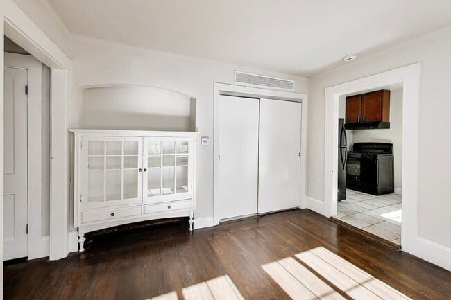 Building Photo - 825 55th St