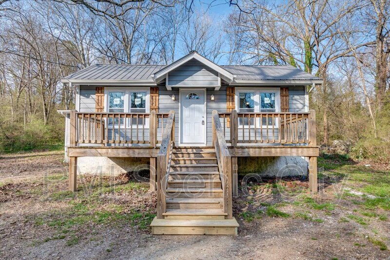 Primary Photo - 320 Rosa St