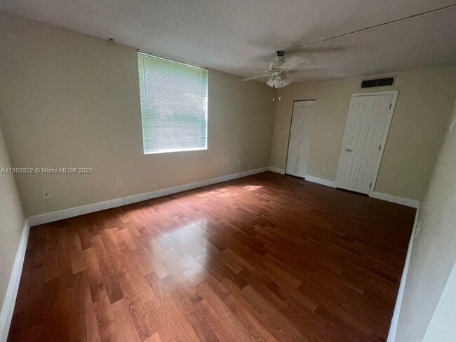 Foto del edificio - 14201 N Kendall Dr