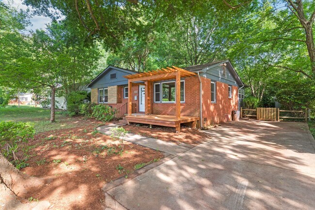 Building Photo - Beautiful Brick Ranch in Oakhurst!
