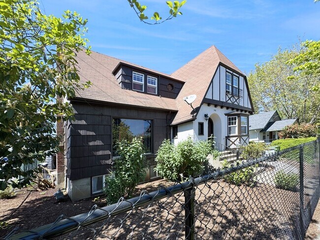 Building Photo - 540 Van Buren St