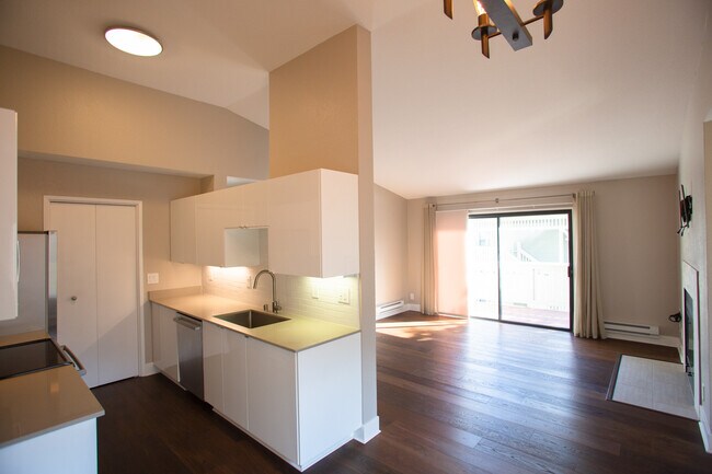 De la cocina a la sala de estar - 202 Shoreline Ct