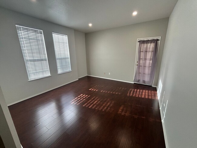 Building Photo - Double Primary Bedroom Condo for Rent in V...