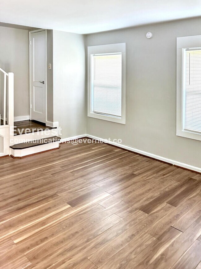 Building Photo - 2 Bed, 1 Bath Townhome with Fenced Yard / Pet-Friendly / Vouchers Accepted / Coming Soon!